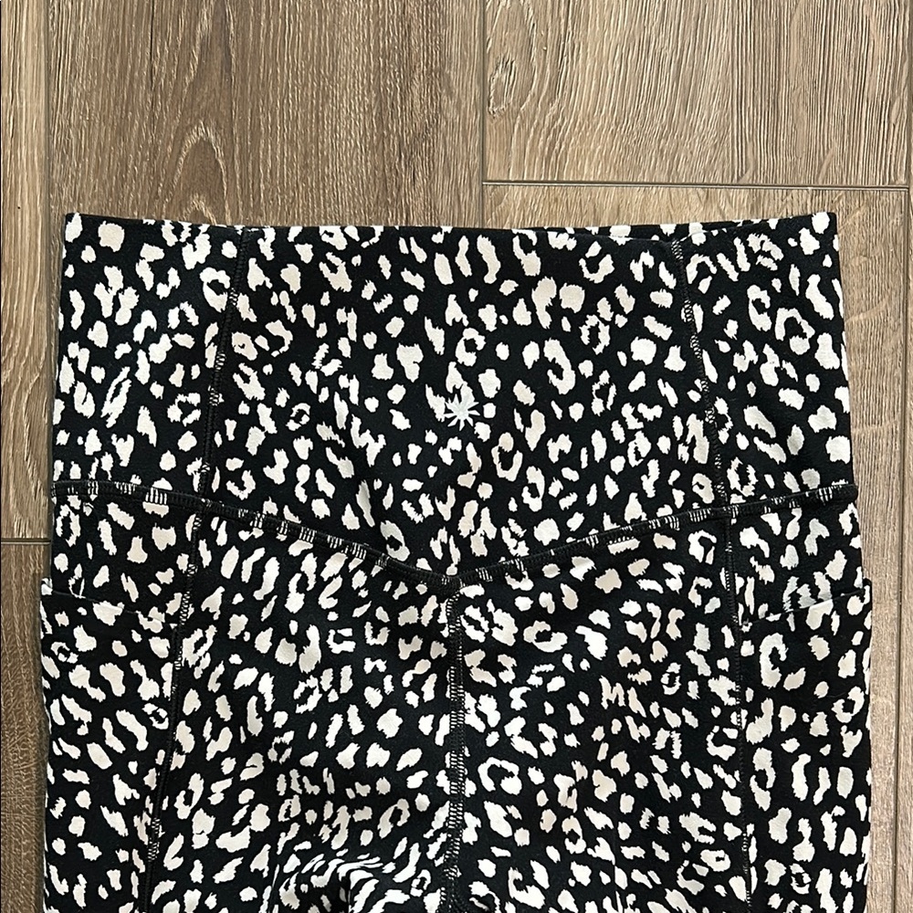 Worn once - ATHLETA Leopard Print Salutation Stash Pocket 7/8 Tights - Picture 4 of 7